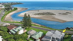 A coastal residential area with houses, a beach, and a road. - Southcape, Gerroa by the beach (Gerroa)