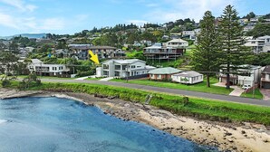 A coastal residential area with modern houses, a clear road, and a beach. - Southcape, Gerroa by the beach (Gerroa)