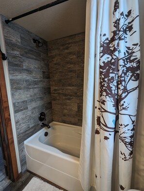 Sèche-cheveux, serviettes fournies, papier toilette