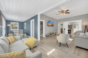 Smart TV, fireplace, books - Night Lights at De Haven (St. Augustine)