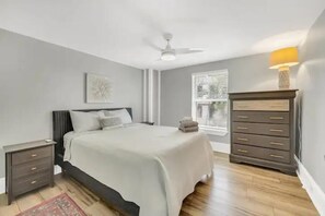 4 室のベッドルーム、デスク、WiFi (無料)、ベッドシーツ