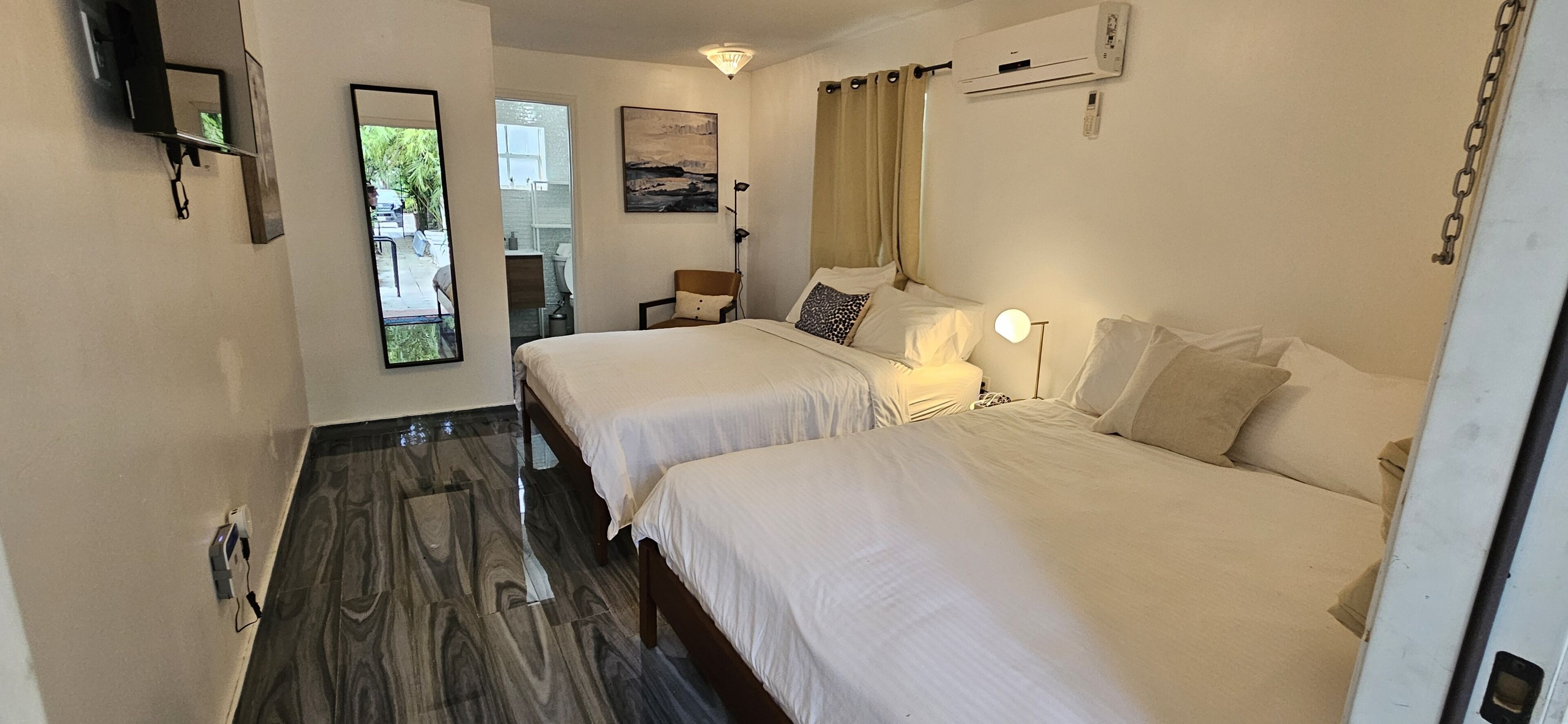Sirena Azul Poolside Suite 1