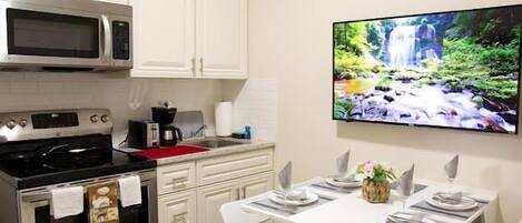 Frigorífic, microones, forn i placa de cuina