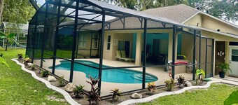 Charming , 2 bedroom , 1 bath and full kitchen, retreat with pool