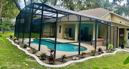 Charming , 2 bedroom , 1 bath and full kitchen, retreat with pool