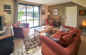 Living area - Awesome home in Saint-Laurent-de-la-Ca (Saint-Laurent-de-la-Ca)