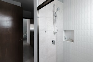 Dusche, umweltfreundliche Kosmetikartikel, Haartrockner, HandtĂŒcher