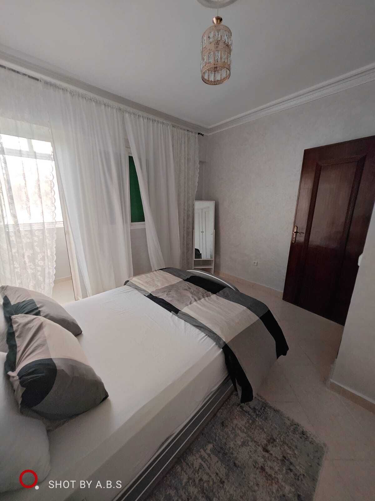 3 habitaciones, tabla de planchar con plancha y cuna de viaje 