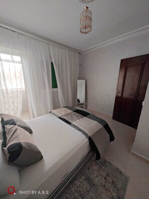 3 slaapkamers, een strijkplank/strijkijzer, reisbedje, gratis wifi