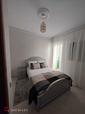 3 quartos, ferros/tábuas de passar roupa, berço de viagem