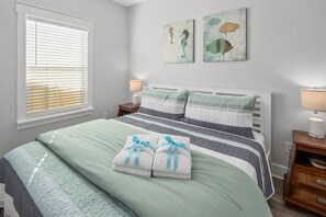 House, Multiple Beds, Patio, Garden View (220 Lahan Blvd - Laguna Haven) | 3 bedrooms, individually decorated, individually furnished, bed sheets