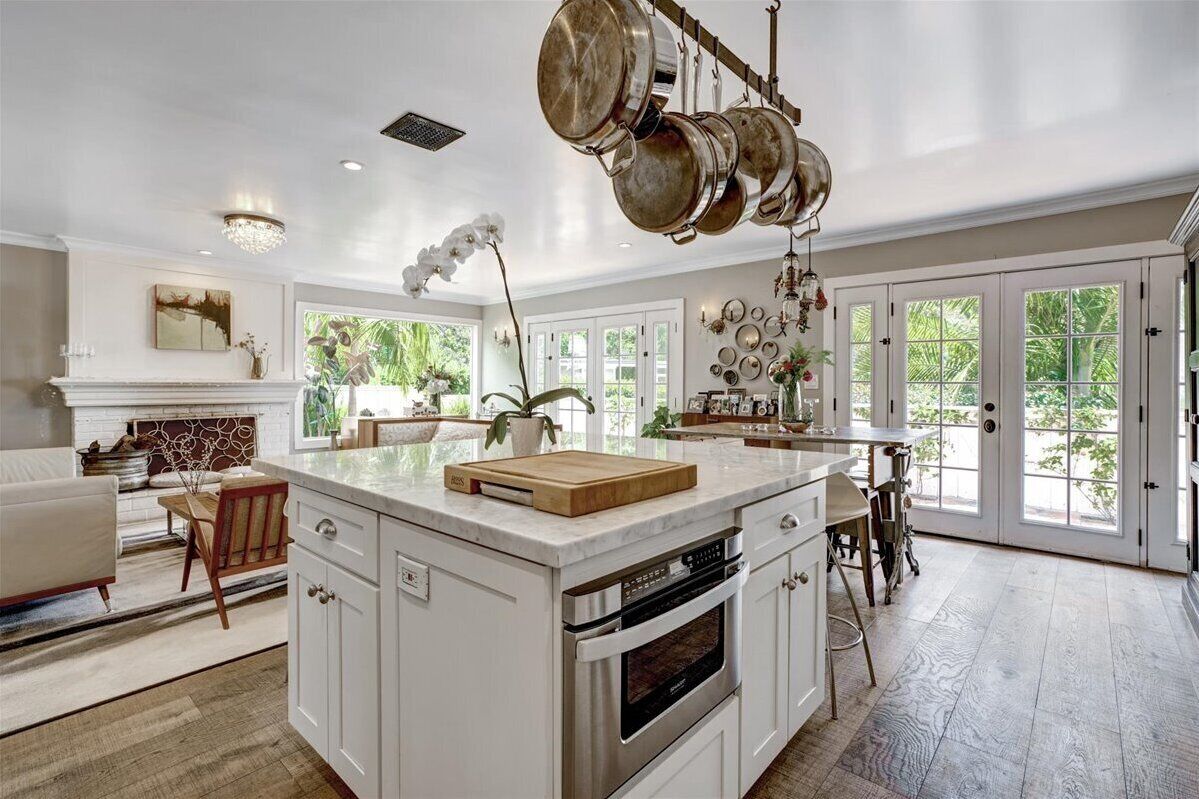 冷蔵庫、電子レンジ、オーブン、コンロ