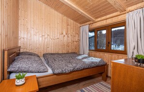 4 bedrooms, iron/ironing board, travel crib, free WiFi