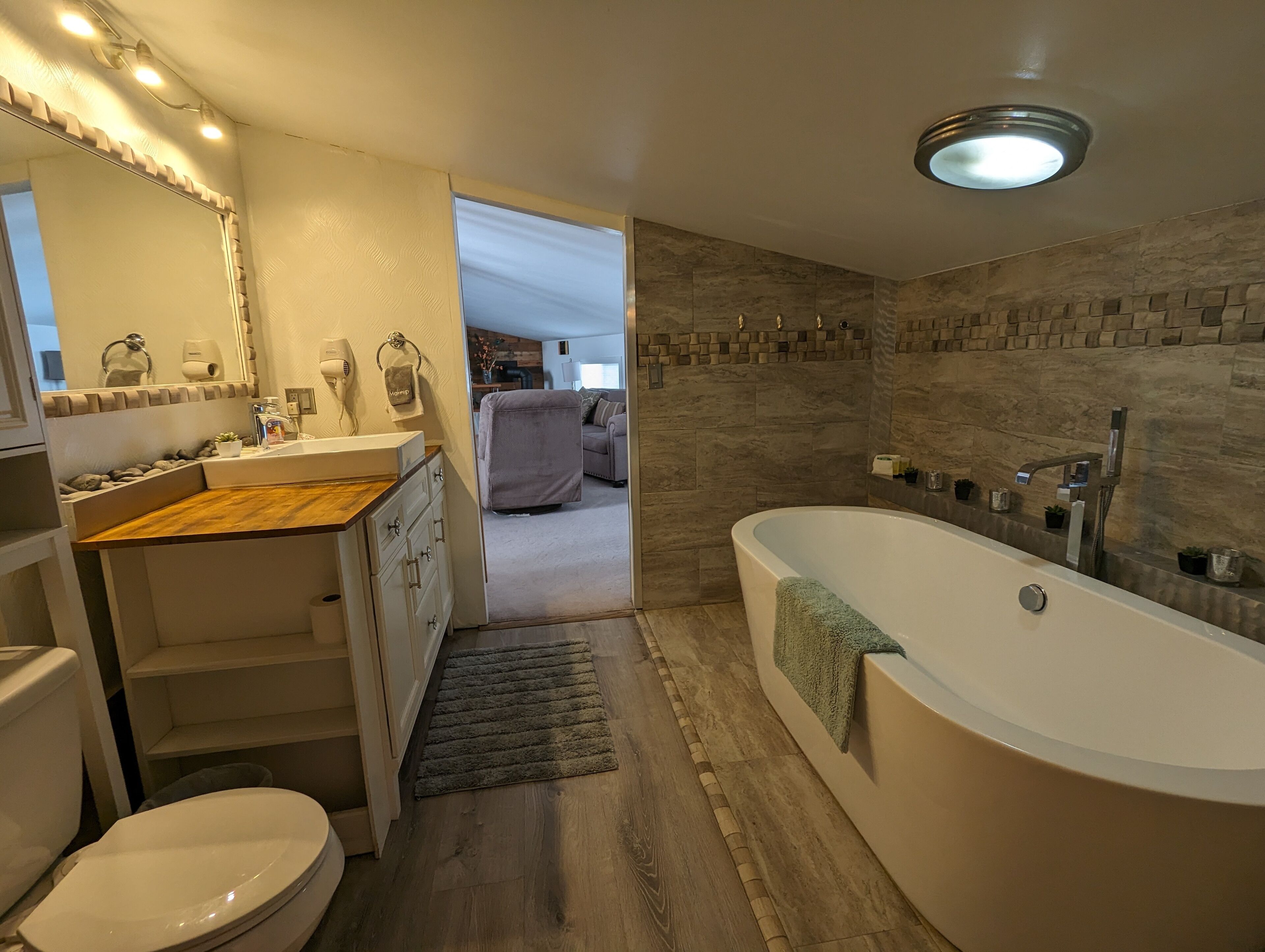 Sèche-cheveux, bidet, serviettes fournies, savon
