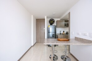 Fridge, microwave, stovetop, coffee/tea maker - Urban studio in Laureles with nice view near Unicentro Mall (Medellín)