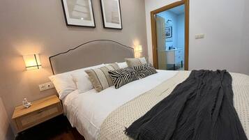 3 bedrooms, desk, iron/ironing board, travel crib