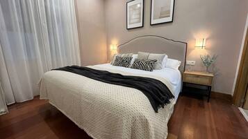 3 chambres, bureau, fer et planche Ă repasser, lit parapluie