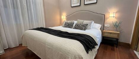 3 bedrooms, desk, iron/ironing board, travel cot