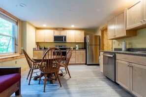 Fridge, microwave, oven, stovetop - Outdoor Enthusiast's Hideaway and Sauna, Weikert (Millmont)