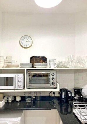 Mikrowelle, Geschirrspüler, Wasserkocher mit Kaffee-/Teezubehör, Toaster