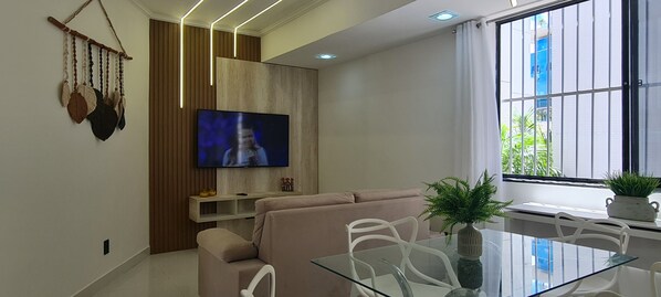 Family Apartment | Living room | Flat-screen TV - Tempo de Aconchego Hospedagens (João Pessoa)