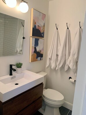 Hårføner, håndklær, såpe og sjampo