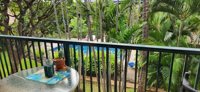 Great condo within short walk to excellent beaches, shopping and dining.