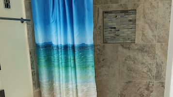 Douche, sèche-cheveux, serviettes fournies, savon