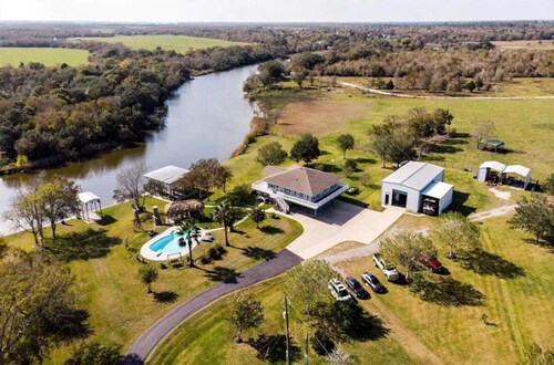 River Front W/ Pool - Relax ~ Chocolate Bayou Ranch Home