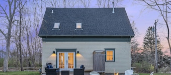 Spring Escape in Hatchville – Sleeps 6 + Dogs!