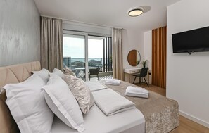 4 chambres, coffres-forts dans les chambres, fer et planche à repasser