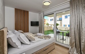 4 chambres, coffres-forts dans les chambres, fer et planche à repasser