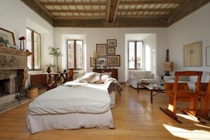 TV, fireplace - Piscinula -Trastevere, stunning apartment for 6 (Roma)