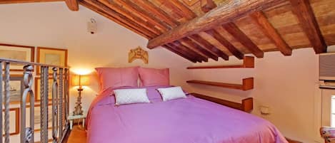 Tabla de planchar con plancha, wifi gratis y ropa de cama