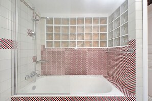Secador de cabelo, toalhas de banho