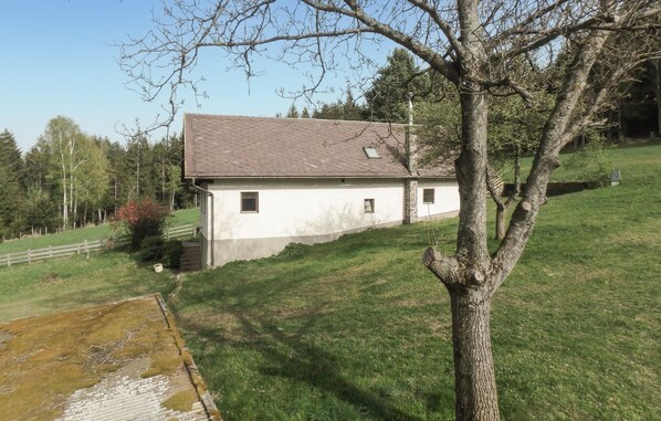 A single-story house with a sloped roof, a small window, and a stone foundation. - Ferienhaus in Idylle St. Peter (Aspangberg - St.Peter)
