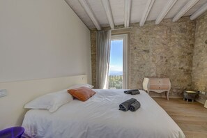 6 slaapkamers, een strijkplank/strijkijzer, wifi, beddengoed