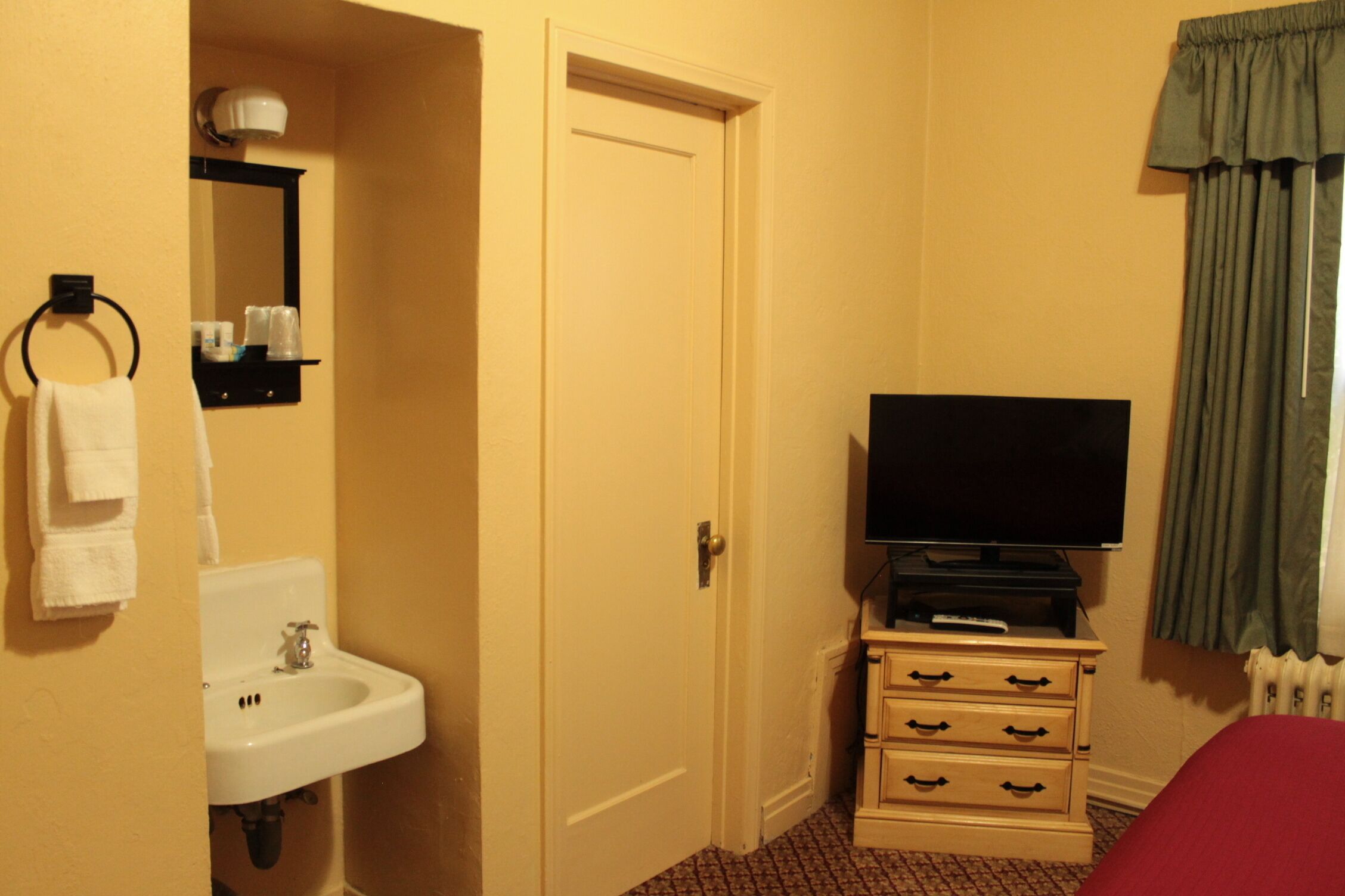 Habitación económica | Baño | Amenidades de baño gratuitas y secadora de cabello 