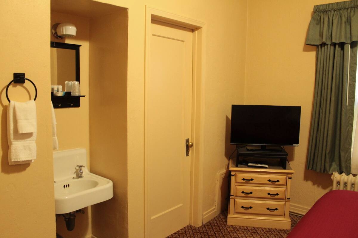 Habitación económica | Baño | Amenidades de baño gratuitas y secadora de cabello