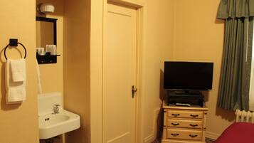 Economy Room | Bathroom | Free toiletries, hair dryer