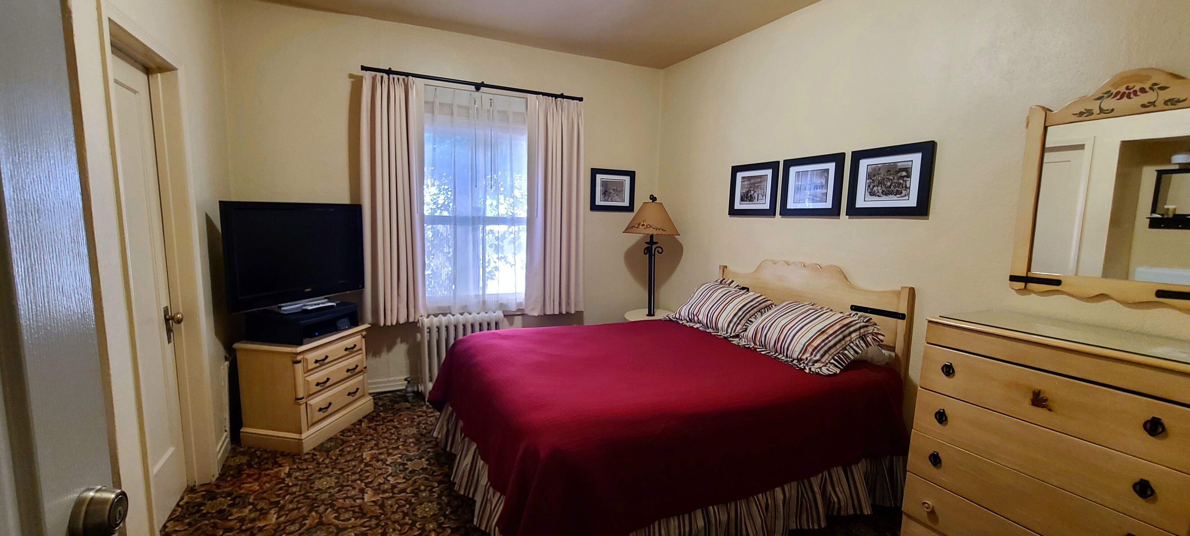 Economy Room | Desk, blackout drapes, free WiFi