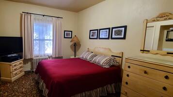 Economy Room | Desk, blackout drapes, free WiFi