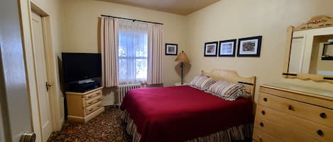 Economy Room | Desk, blackout drapes, free WiFi