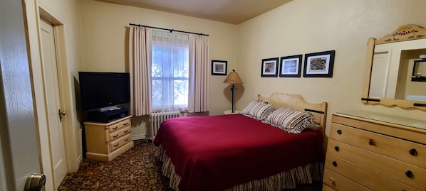 Economy Room | Desk, blackout curtains, free WiFi