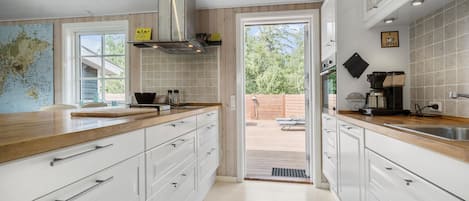 Kjøleskap, kokeplater, oppvaskmaskin og kaffetrakter/tekoker