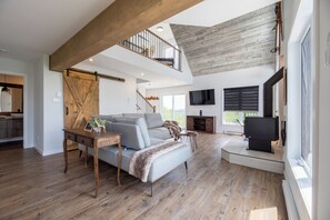 Smart-TV, Kamin, Tischfußball, Computerbildschirme