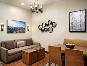 Smart TV, fireplace