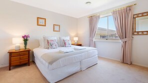 4 bedrooms, iron/ironing board, travel cot, WiFi - Dellwood – absolute beachfront on Jones Beach (Kiama Downs)