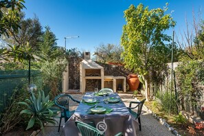 Outdoor dining - Relaxing Sunlit Getaway (Villasimius)
