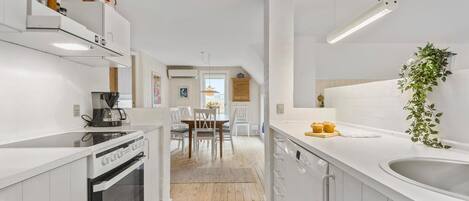 Fridge, stovetop, dishwasher, coffee/tea maker
